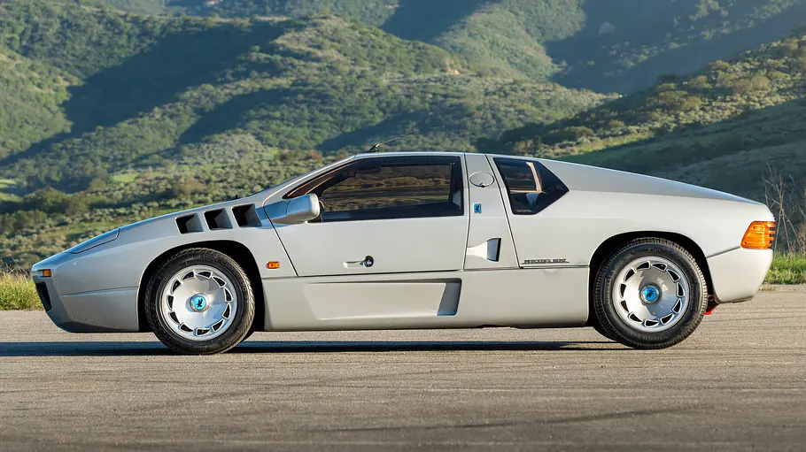 Der Isdera Imperator 108i stehend seitlich.