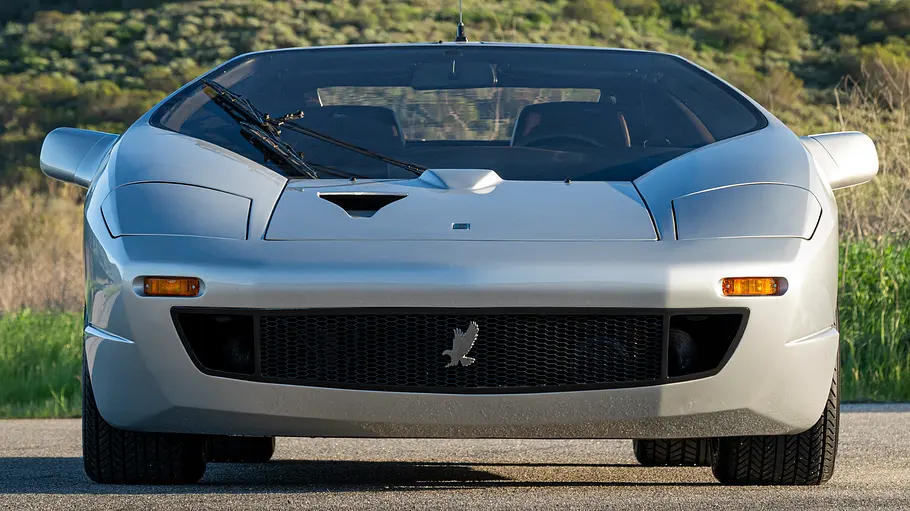 Der Isdera Imperator 108i stehend von vorne.