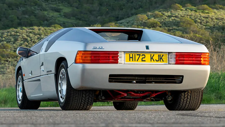 Der Isdera Imperator 108i stehend von schräg hinten.