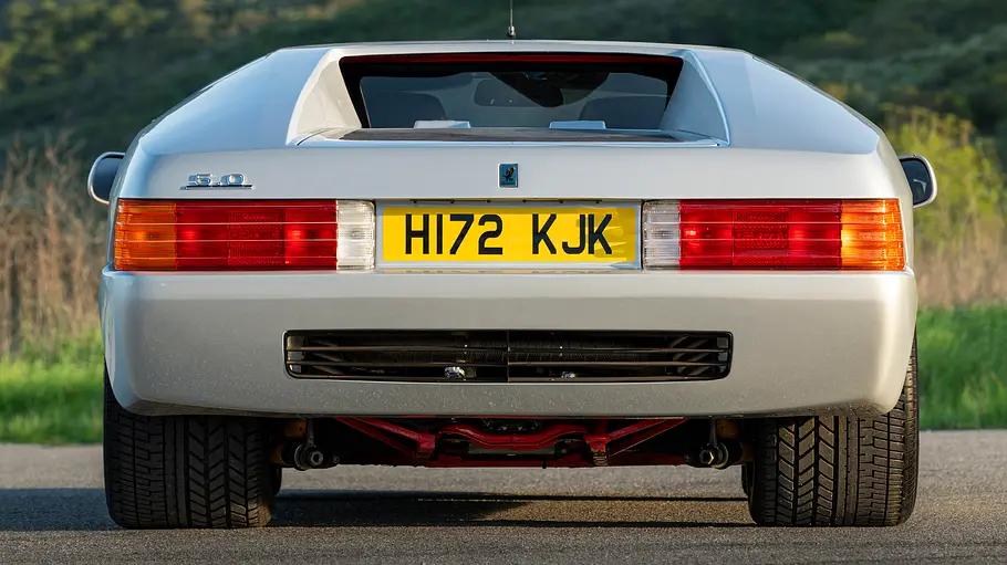 Der Isdera Imperator 108i stehend von hinten.
