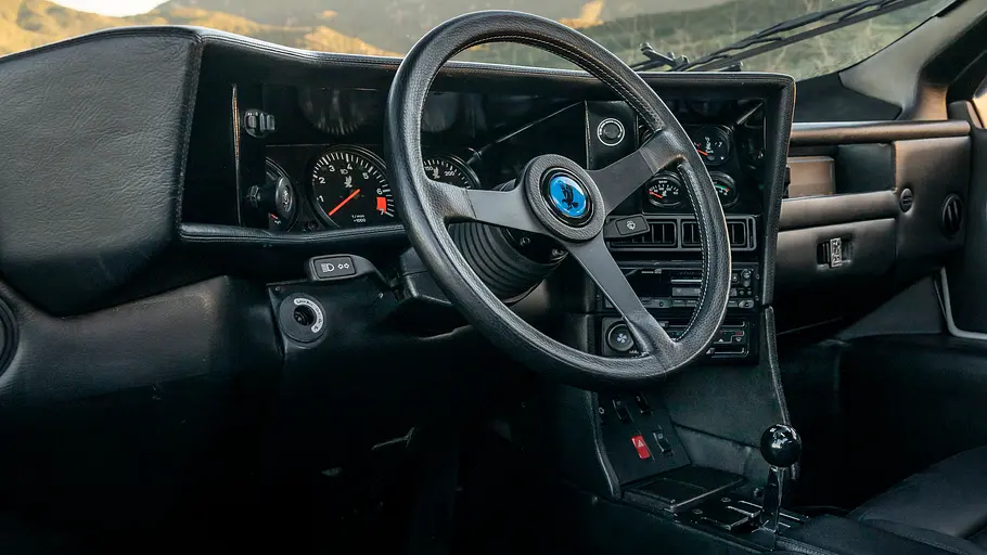 Das Cockpit des Isdera Imperator 108i.