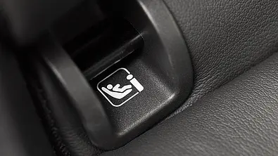 Das Bild zeigt einen Isofix-Aufnahmepunkt in der Rückenlehne einer Rückbank in einem Auto. - Foto: Imago