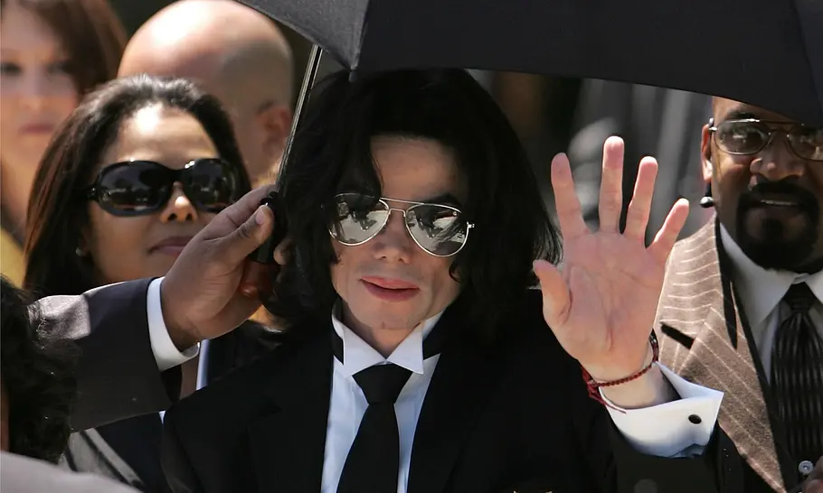 Der King of Pop während des Prozesses zum Vorwurf der sexuellen Nötigung im Juni 2005© Getty Images