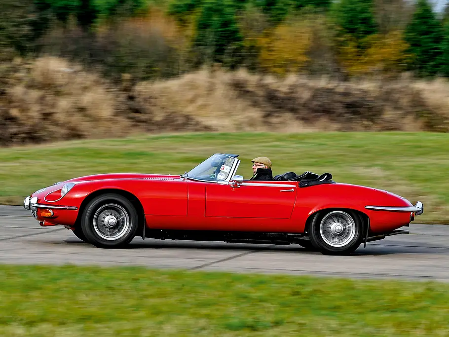Jaguar E-Type 4.2 Reihensechszylinder Motor Bilder