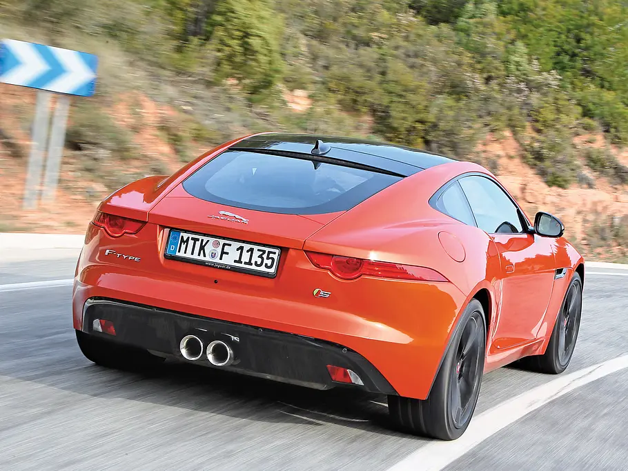 Vergleich: Porsche 911 Carrera vs. Jaguar F-Type S Coupé Jaguar F-Type S Coupé Vergleich Bilder technische Daten Heck