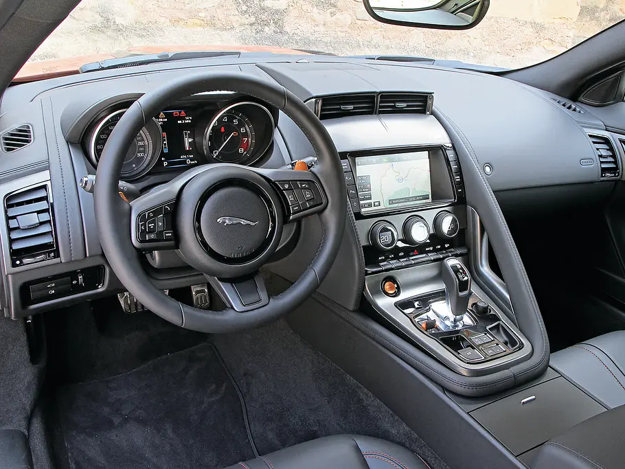 Vergleich: Porsche 911 Carrera vs. Jaguar F-Type S Coupé Jaguar F-Type S Coupé Vergleich Bilder technische Daten Cockpit