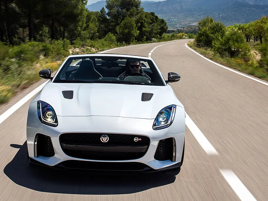 Erste Fahrt im neuen F-Type SVR