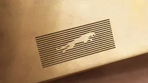 Der springende Jaguar auf einem Stück Bronze. - Foto: Jaguar Der springende Jaguar auf einem Stück Bronze. - Foto: Jaguar
