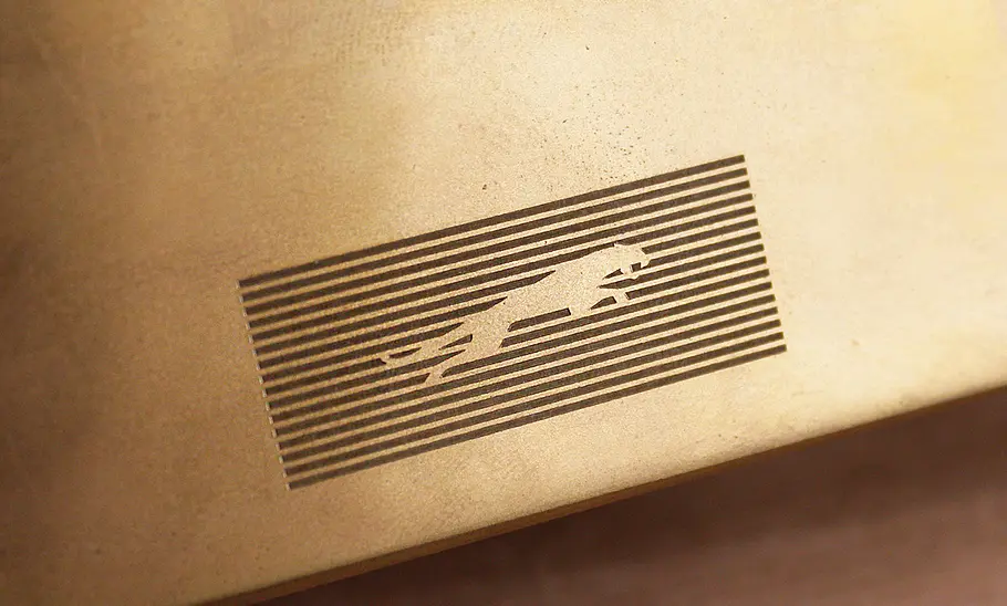 Neue Markenausrichtung von Jaguar Der springende Jaguar auf einem Stück Bronze.