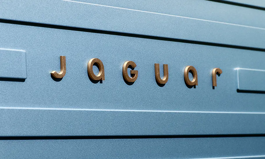 Neue Markenausrichtung von Jaguar Neues Logo von Jaguar auf blauem Hintergrund.