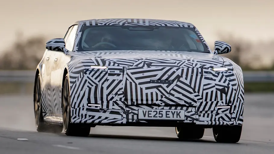 Der fahrende Prototyp Jaguar Type 01 auf einer Straße von vorne.