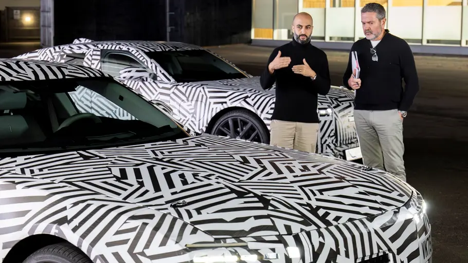 Eine Detailaufnahme eines Jaguar Type 01, daneben stehen zwei Männer.