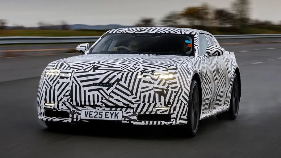 Der fahrende Prototyp Jaguar Type 01 auf einer Straße von vorne.