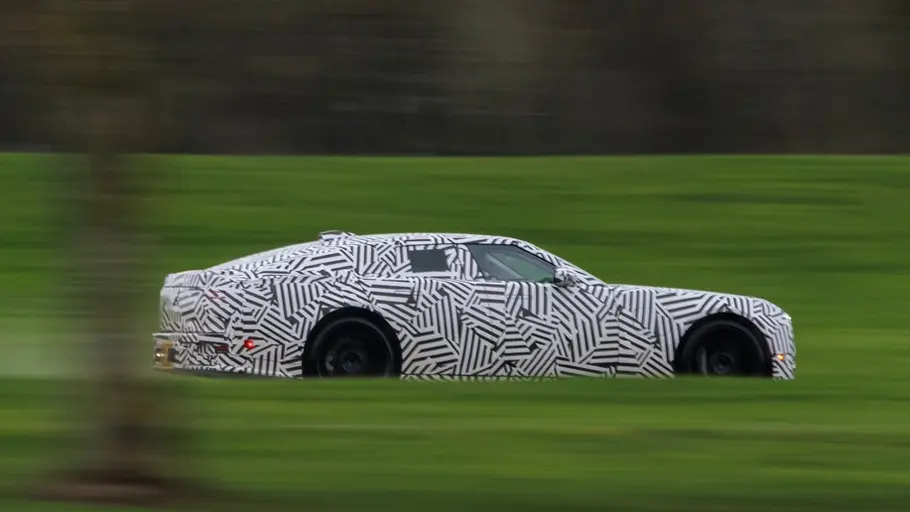 Der fahrende Prototyp Jaguar Type 01 auf einer Straße in der Seitenansicht.