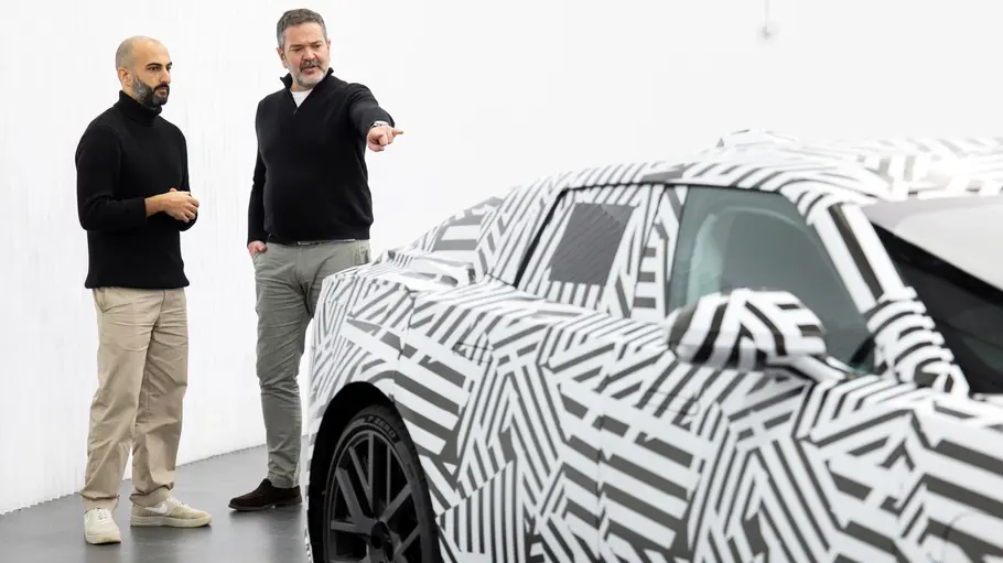 Eine Detailaufnahme eines Jaguar Type 01, daneben stehen zwei Männer.