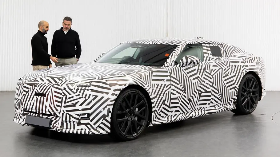 Der Prototyp Jaguar Type 01 in der Seitenansicht. Dahinter stehen zwei Männer.