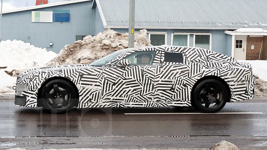 Jaguar Type 01 (2027) Der Jaguar Type 00 (2025) als Erlkönig fahrend auf einer Landstraße von der Seite fotografiert.