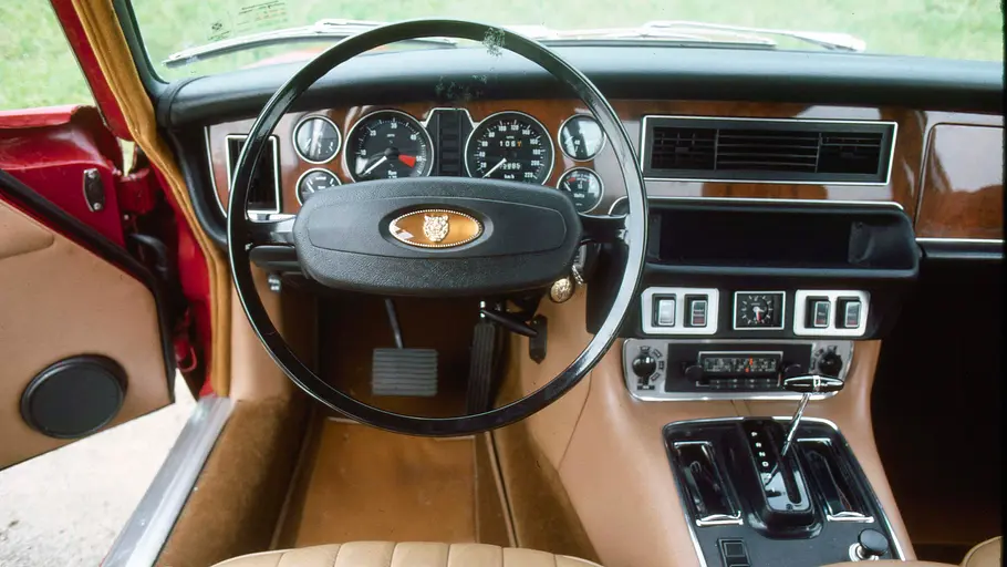 Das Cockpit des Jaguar XJ 4.2. 