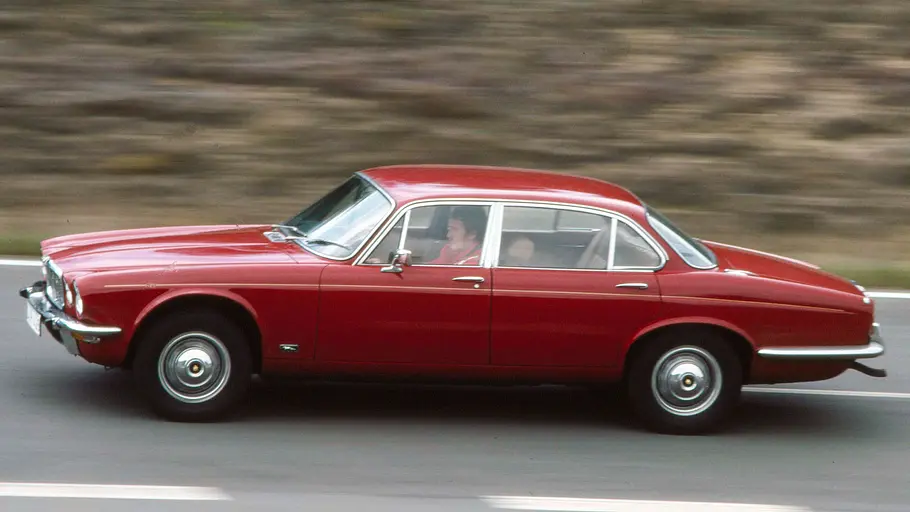 Jaguar XJ 4.2 fahrend von der Seite fotografiert. 