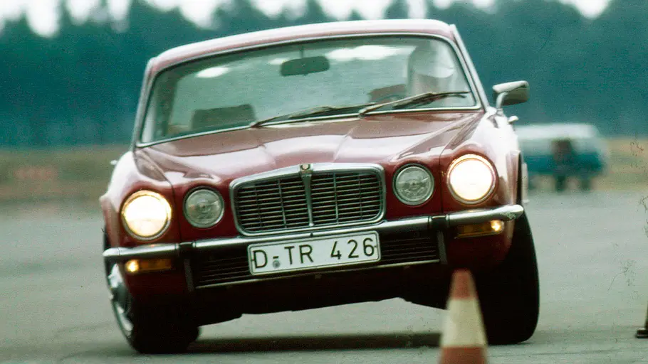 Jaguar XJ 4.2 fahrend von vorne fotografiert. 