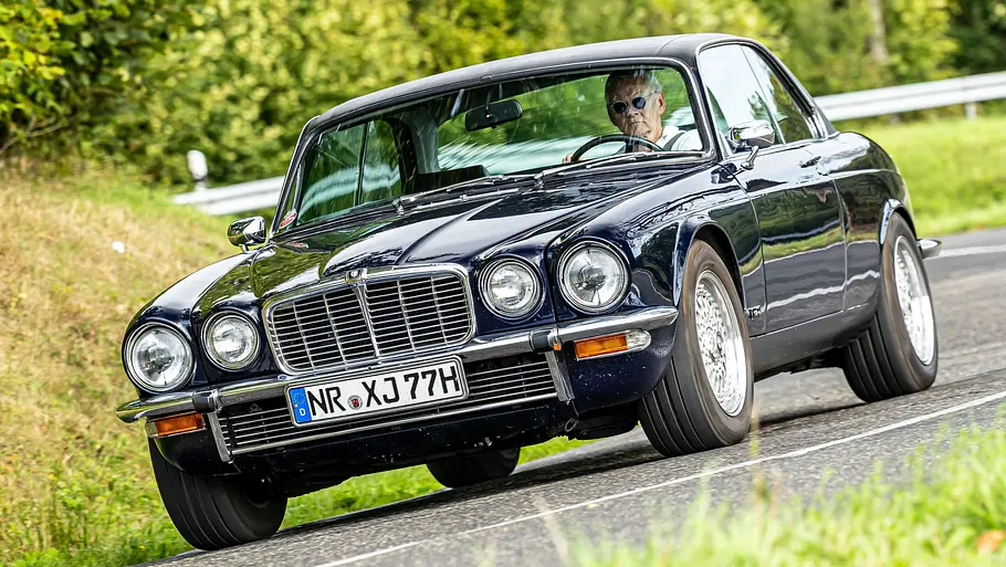 Der Jaguar XJ 4.2 C fahrend von vorne.
