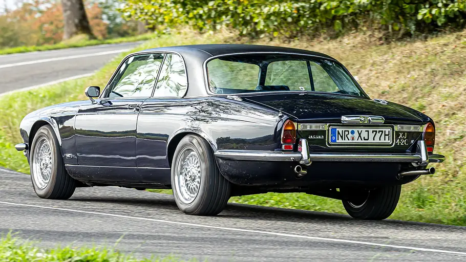 Der Jaguar XJ 4.2 C fahrend von hinten