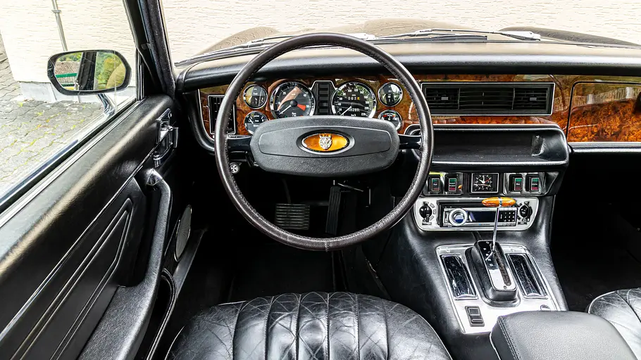 Das Cockpit des Jaguar XJ 4.2 C.