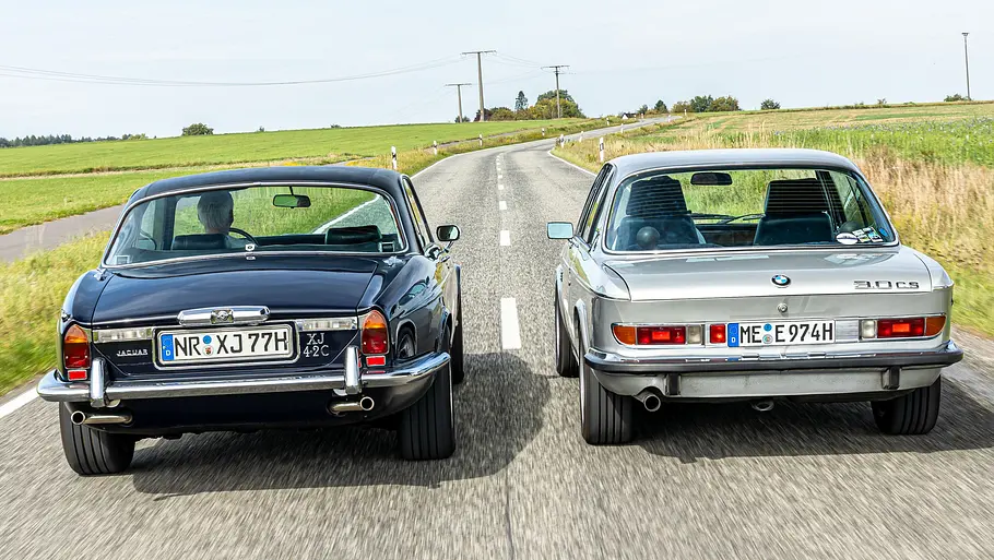 Jaguar XJ 4.2 C und BMW 3.0 CS fahrend von hinten.