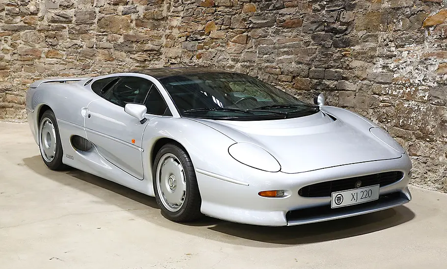 Der Jaguar XJ220 statisch von schräg vorne fotografiert.