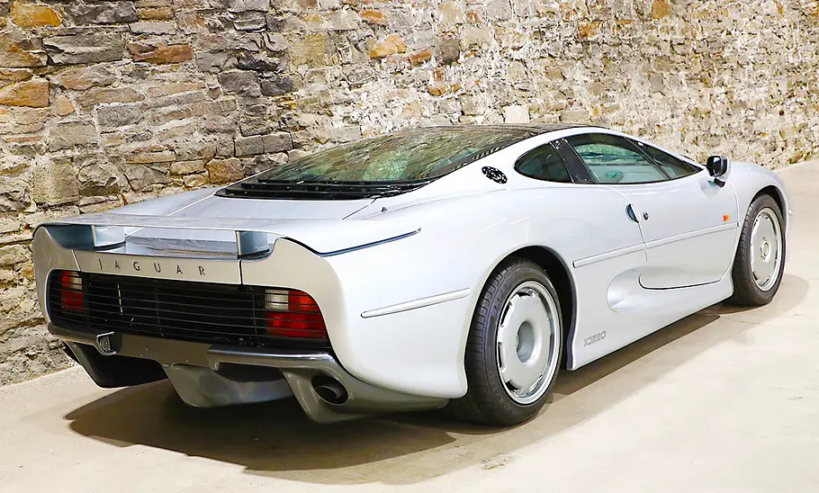 Der Jaguar XJ220 statisch von hinten fotografiert.