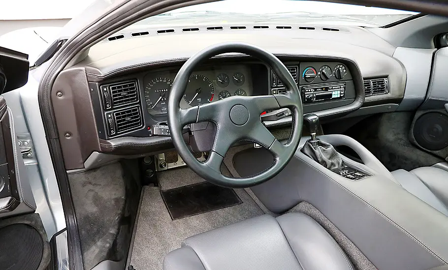 Das Cockpit des Jaguar XJ220.