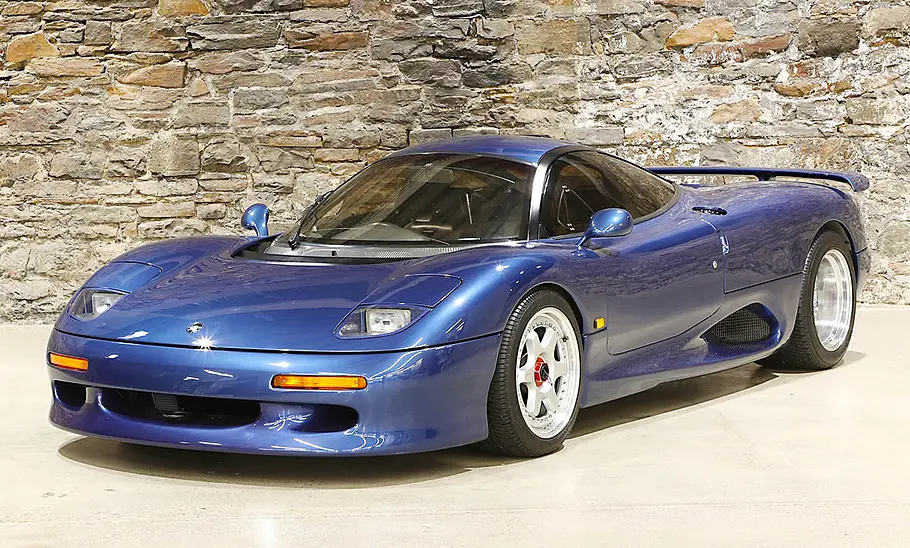 Der Jaguar XJR-15 statisch von schräg vorne fotografiert.