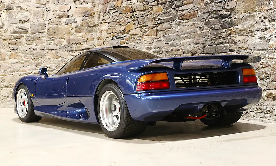 Der Jaguar XJR-15 statisch von schräg hinten fotografiert.