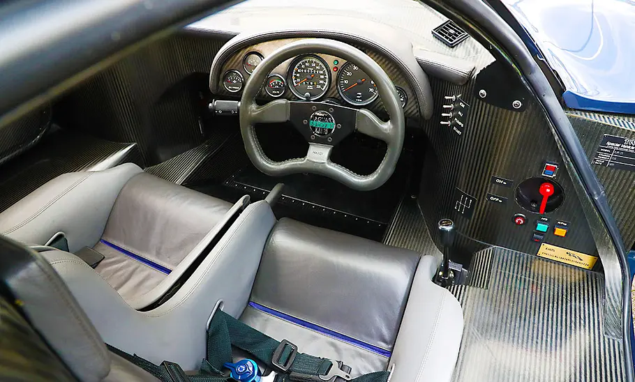 Das Cockpit des Jaguar XJR-15.