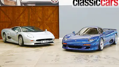 Jaguar XJ220 und Jaguar XJR-15 statisch von schräg vorne fotografiert. - Foto: Daniela Loof