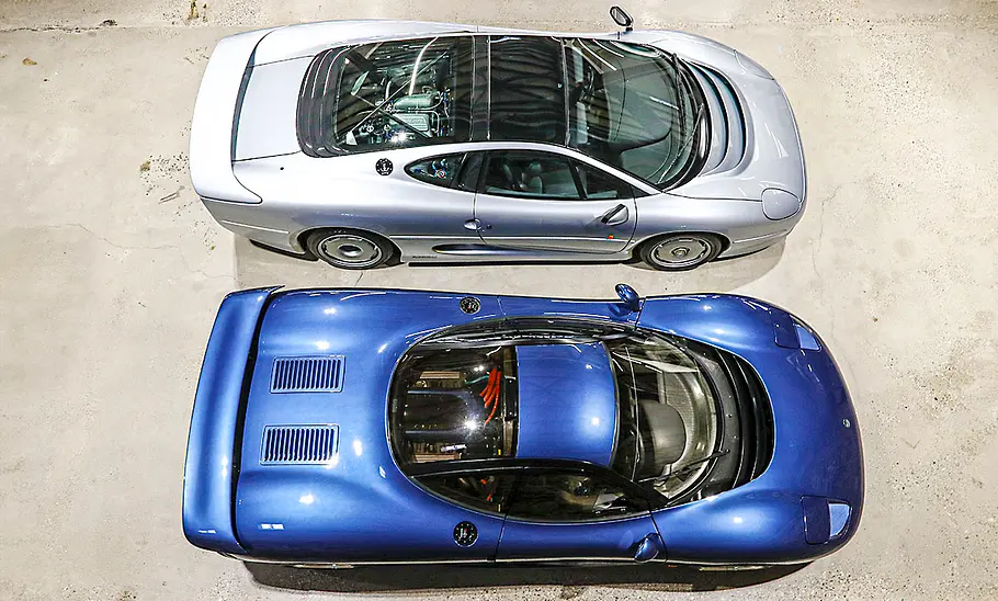 Der Jaguar XJ220 und Jaguar XJR-15 statisch von oben fotografiert.