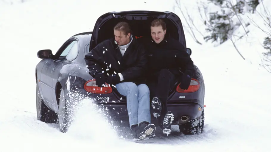 Jaguar XK8 fahrend von hinten