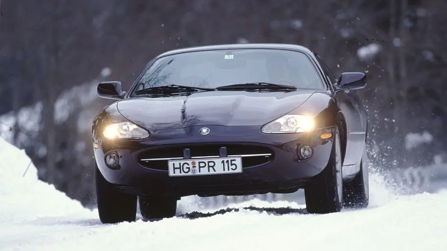 Jaguar XK8 fahrend von vorne