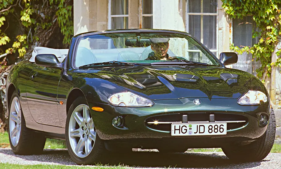 Jaguar XK8 statisch von schräg vorne fotografiert.