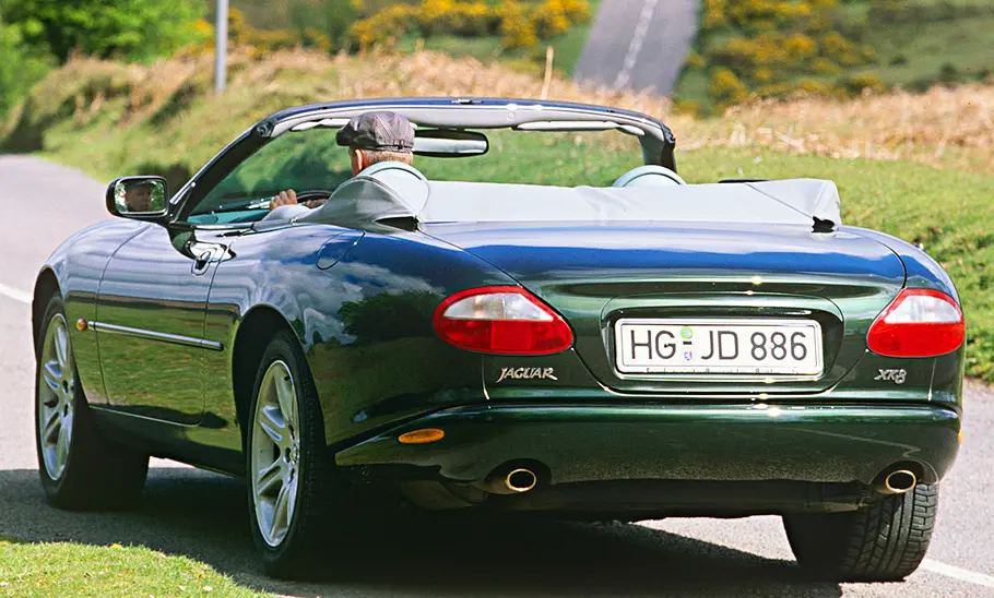 Jaguar XK8 statisch von schräg hinten fotografiert.