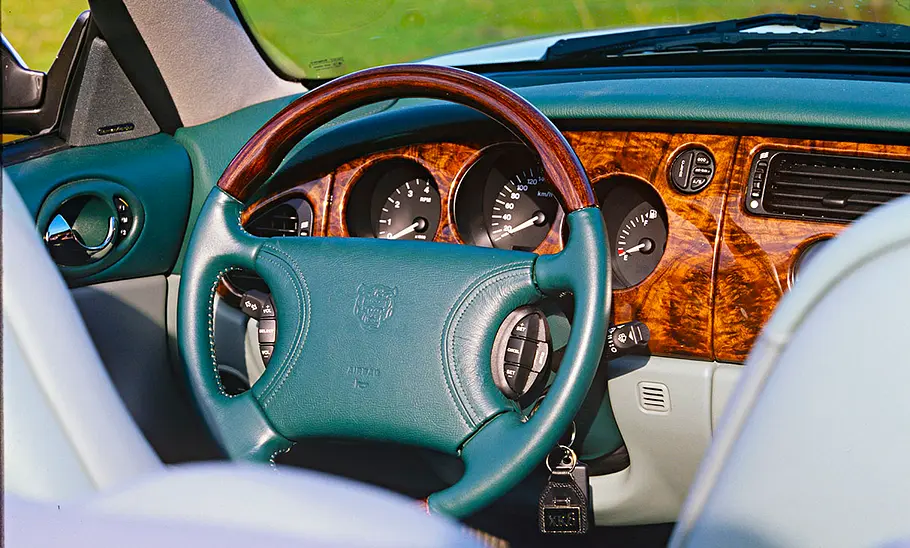 Das Cockpit des Jaguar XK8.