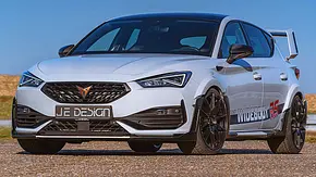 Blick von schräg vorne auf den Cupra Leon Widebody RS von JE Design. - Foto: JE Design