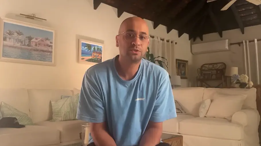 Jean Pierre Kraemer: Aus für JP Performance Der Screenshot zeigt eine Szene aus einem Youtube-Video von Jean Pierre Kraemer, der in einem Wohnzimmer sitzend zur Kamera spricht.