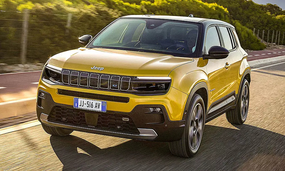 Jeep Avenger (2023) Der Jeep Avenger (2023) fahrend von vorne.