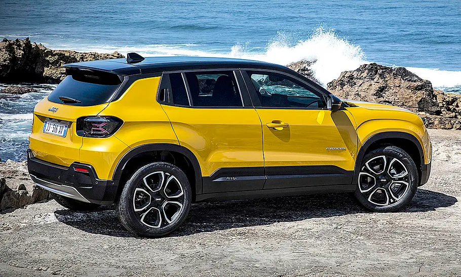Jeep Avenger (2023) Der Jeep Avenger (2023) stehend von schräg hinten.