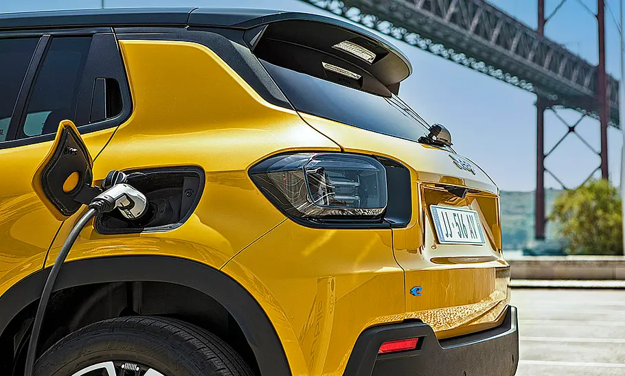 Jeep Avenger (2023) Der Jeep Avenger (2023) am Ladekabel.