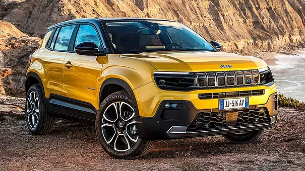 Der Jeep Avenger (2023) stehend von schräg vorne. - Foto: Jeep Der Jeep Avenger (2023) stehend von schräg vorne. - Foto: Jeep