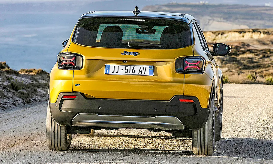 Jeep Avenger (2023) Der Jeep Avenger (2023) fahrend von hinten.