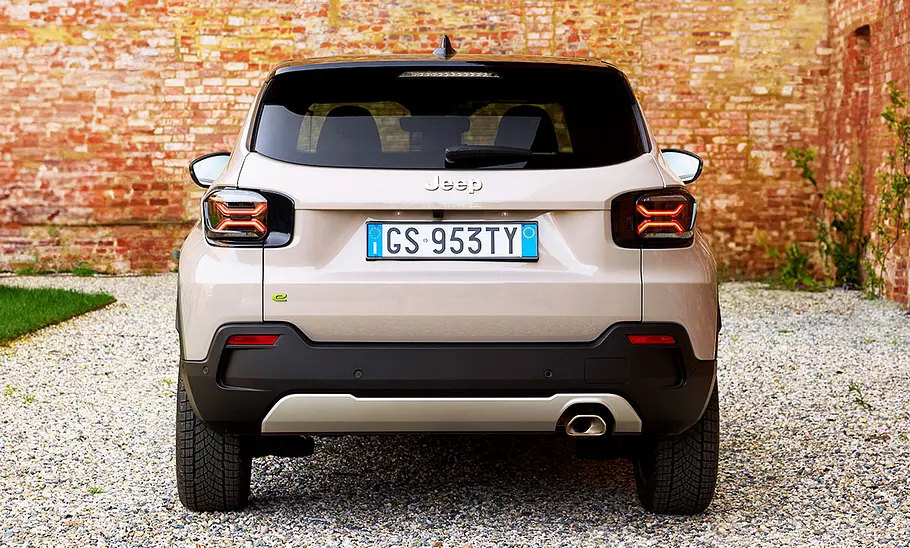 Jeep Avenger e-Hybrid (2024) Der Jeep Avenger e-Hybrid (2024) stehend von hinten fotografiert.
