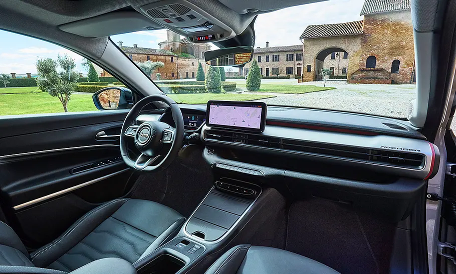 Jeep Avenger e-Hybrid (2024) Der Innenraum des Jeep Avenger.